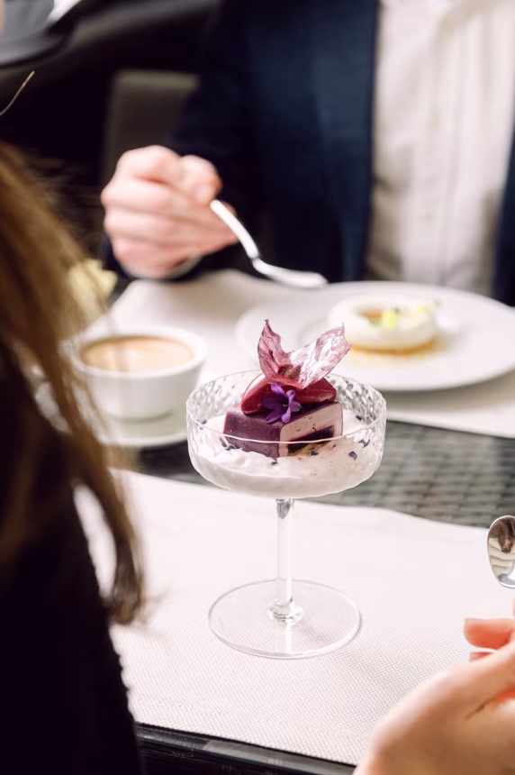 Madarin Oriental, Prague láká na nové menu a šampaňské Perrier-Jouët na terase restaurace Monastiq