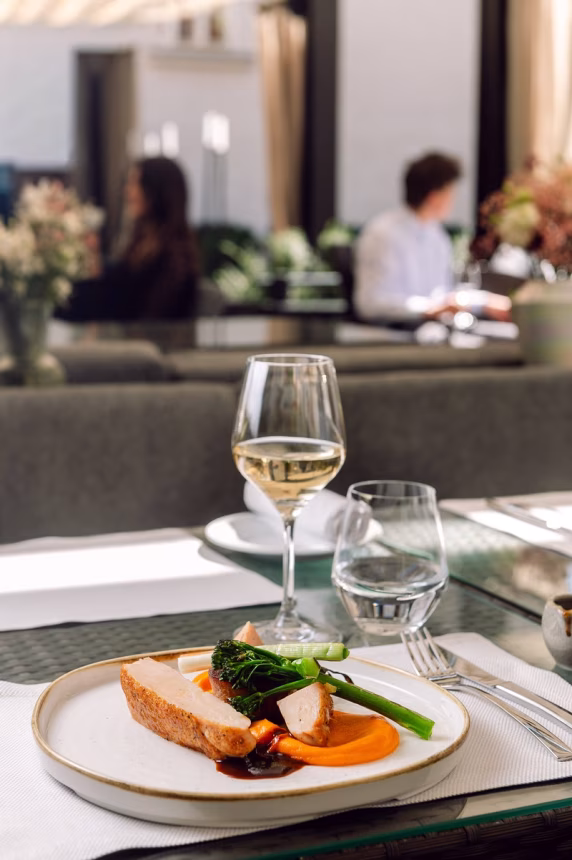 Madarin Oriental, Prague láká na nové menu a šampaňské Perrier-Jouët na terase restaurace Monastiq