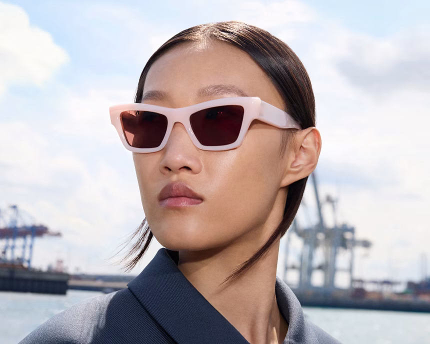 Jil Sander x Oliver Peoples: Minimalismus ve slunečních brýlích