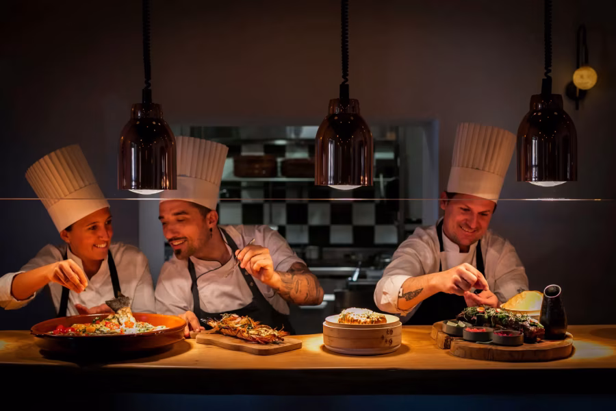 Kuchařský tým restaurace Finca La Plaza při výdeji