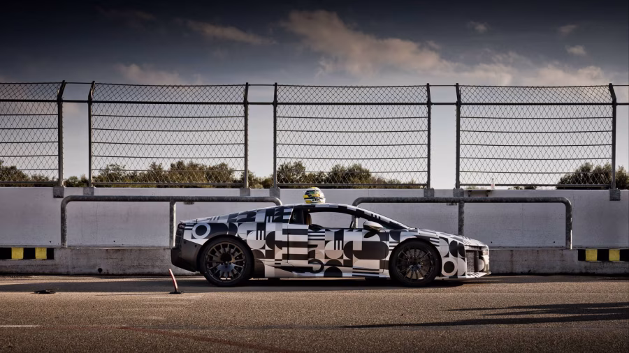Boční profil maskovaného prototypu Audi Nuvolari