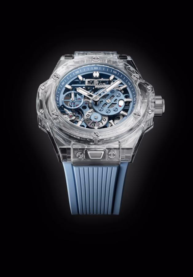 Pohled na hodinky Hublot s modrým kaučukovým řemínkem