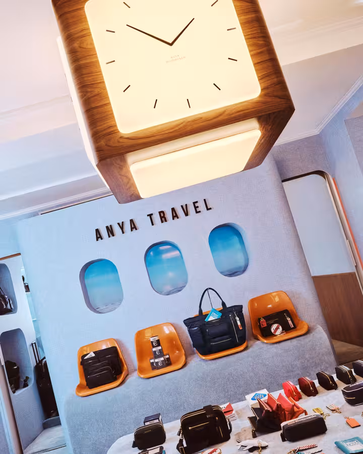 Prodejní stojan v interiéru Anya Travel