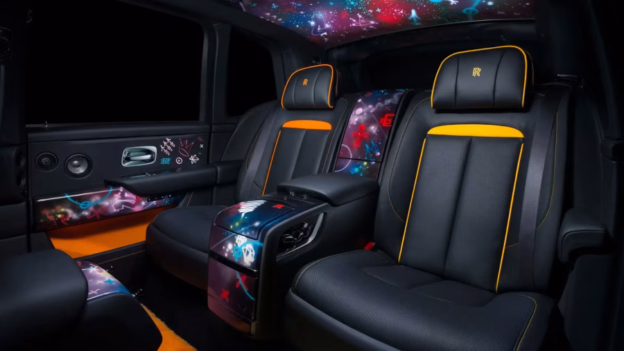 Malba Cyrila Konga na sedadlech vozu Black Badge Cullinan Series II