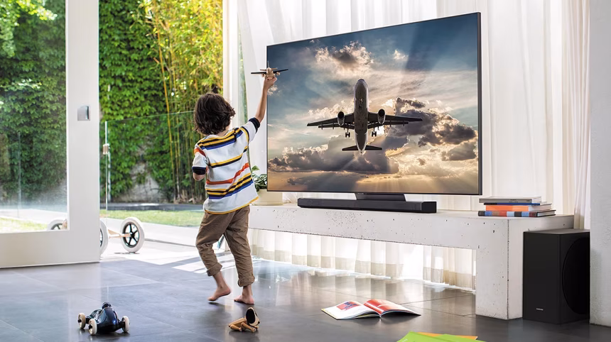 Nové televizory od Samsungu dokáží uzpůsobit jas osvětlení místnosti i scénám a zvuk okolnímu hluku - foto 1 | brand…