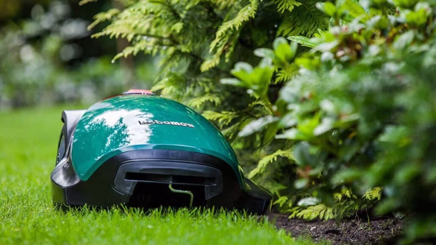 O dokonalý sestřih vašeho trávníku se postarají robotické sekačky Robomow - foto 1 | brand photo