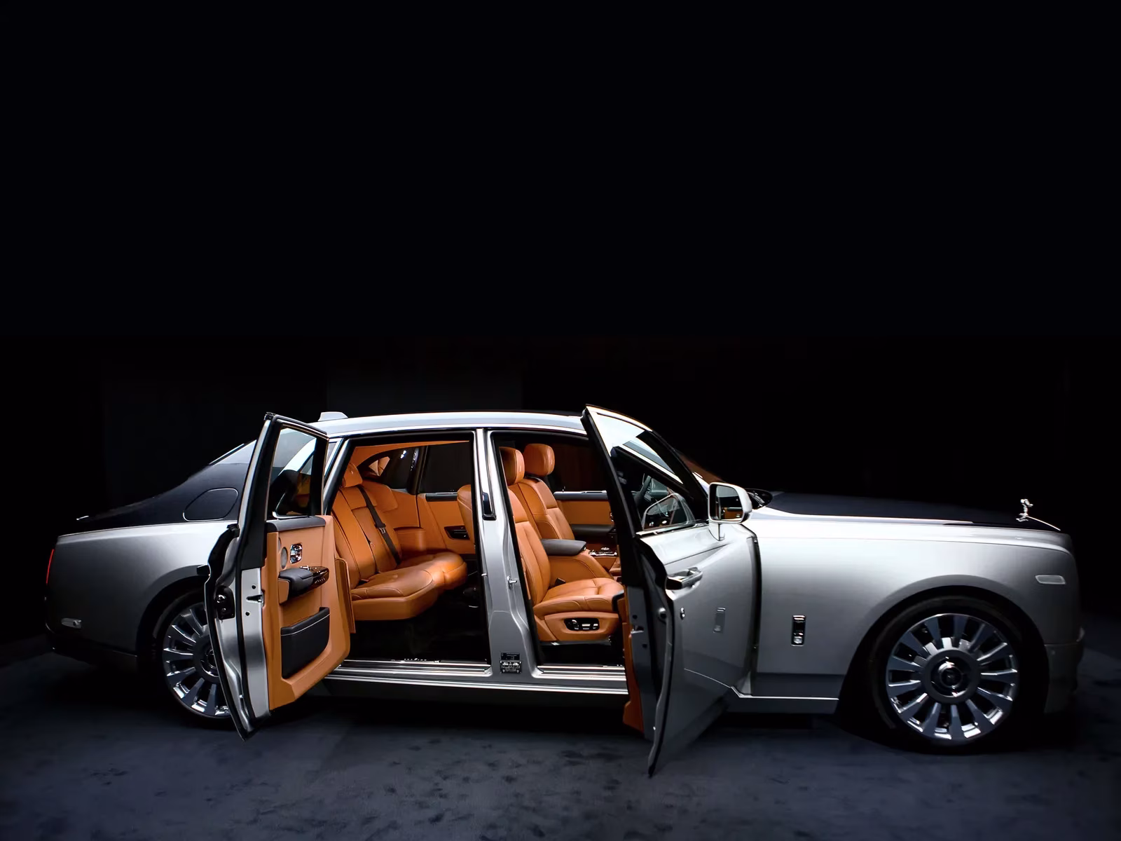 Rolls-Royce Phantom s otevřenými dveřmi