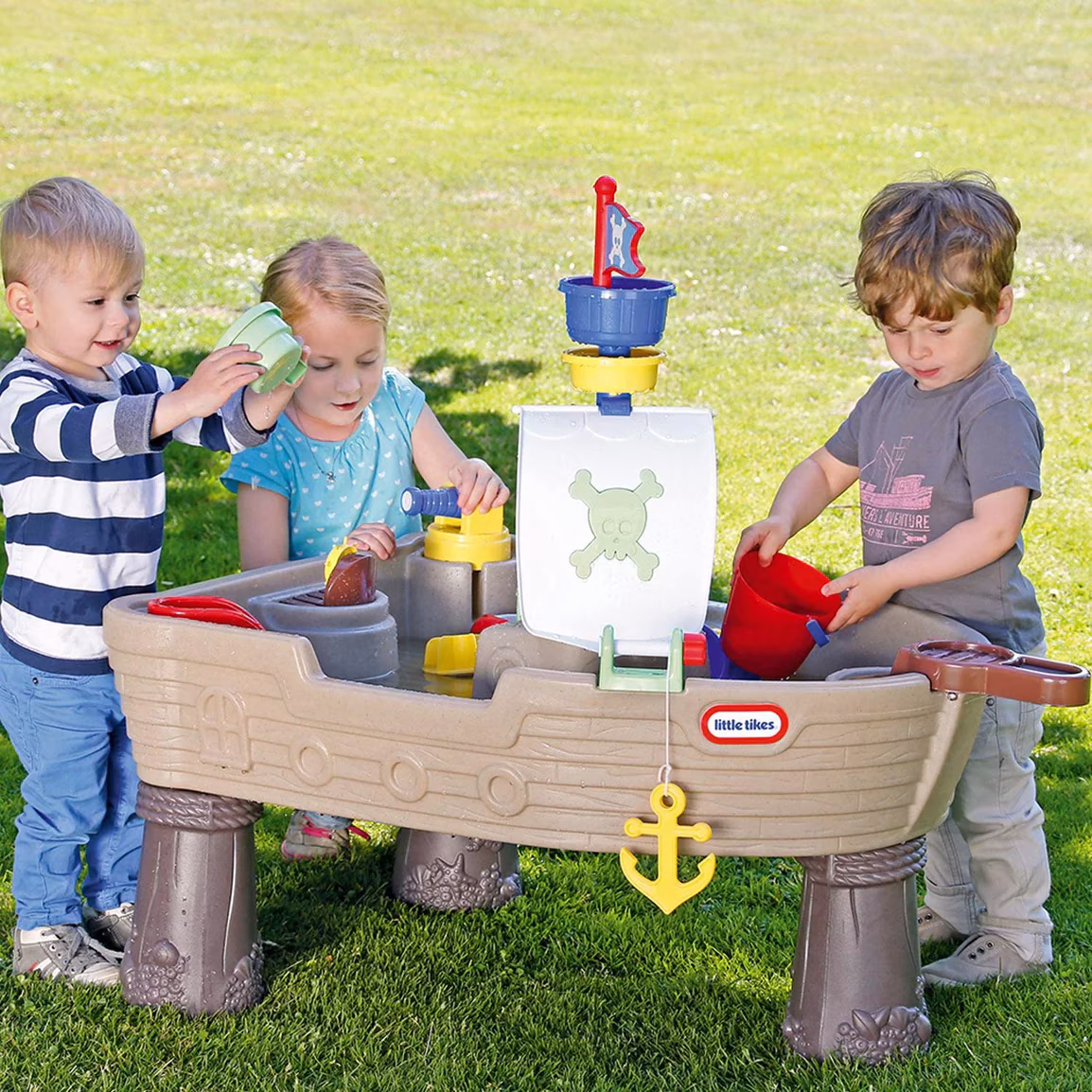 Pirátská loď od Little Tikes jako ideální letní hračka pro děti