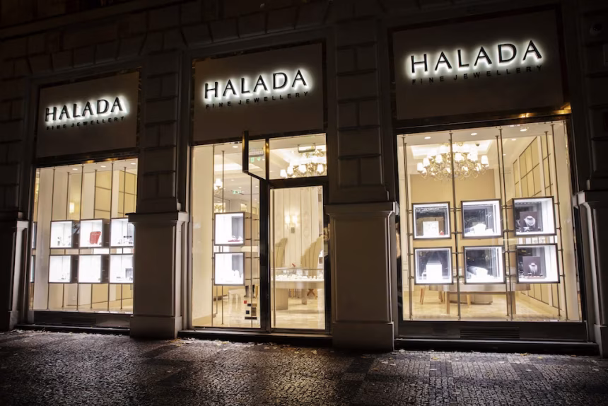 Poznejte HALADU v Pařížské ulici v novém kabátě - foto 1 | brand photo