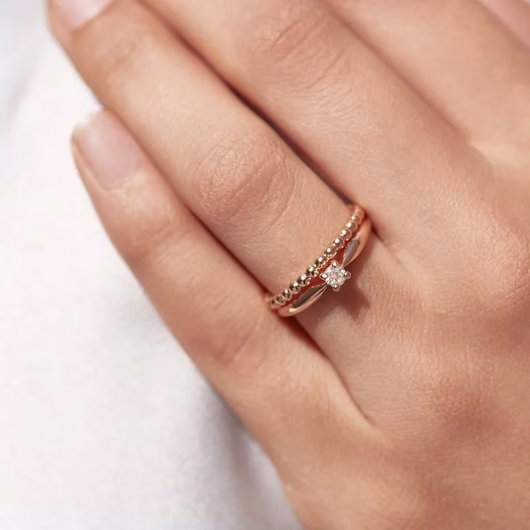Proč to komplikovat? Jednoduché zásnubní a snubní prsteny přesně pro vás - foto 1 | brand photo