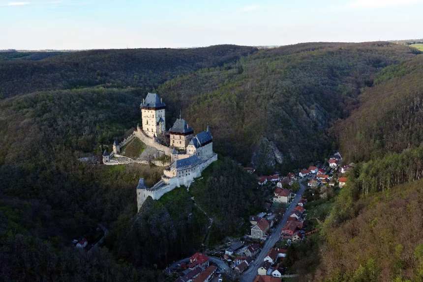 Prožijte nejromantičnější zážitek – let balonem nad Karlštejnem díky Balony.cz - foto 1 | brand photo