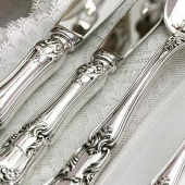 Zdobná kolekce stříbrných příborů Barocco od značky Schiavon