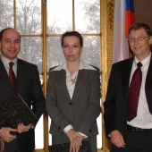 V Praze v lednu 2004 Bill Gates, Petra Buzková a Jiří Devát podepsali licenční smlouvu Microsoft pro celé české školství.