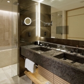Luxusní koupelna aoartmá hotelu Four Seasons Kyoto