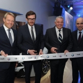  Christoph von Tschirschintz, prezident pro střední a jihovýchodní Evropu BMW Group; Harald Hoelzl, generální ředitel BMW Group CZ; Ing. Jiří Jirovec, generální ředitel a spolumajitel společnosti Invelt; Dr. Nicolas Peter, viceprezident BMW Group pro Evropu