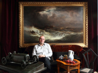 Tomáš Hejtmánek s Ajvazovského obrazem Bouře na moři, vlevo Stefanova Bugatti, vpravo Janákova židle 