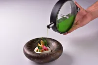 Burrata, chřest, pistácie, divoký česnek