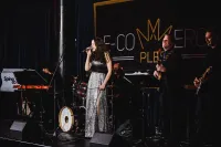 Skvělá zábava, krásné prostory, výborné jídlo a bohatá účast zajímavých a inspirativních lidí, co více si přát.