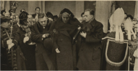 Pohřeb Karla Čapka (Olga s bratrem Karlem a V. Palivcem) / zdroj: wikimedia