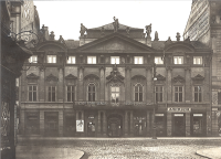 Palác Savarin v roce 1916 | ve spodních patrech byla Záložna, v první patře první středoevropské kasíno s poutavým plakátem u vstupního portálu.