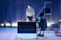 Foto Michal Hančovský: Nová inscenace Srpnové světlo ve Švandově divadle_Zleva Jan Mansfeld Anežka Šťastná a zády Marie Štípková