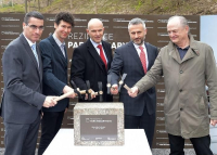 Na základní kámen Rezidence Park Masarykova společně poklepali (zleva) Robert Špott, jednatel SYNER, Tomáš Kotík, prapravnuk prezidenta Tomáše Garrigue Masaryka, Martin Borovička, předseda představenstva S group holding, Radek Kotrč, předseda představenstva Develop Industry a Radim Kousal, jednatel Siadesign Liberec