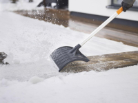 Jak udělat z odhrabávání sněhu příjemnou záležitost? Pořiďte si hrablo Fiskars SnowXpert. Jeho pracovní část je  zpevněna patentovanou hliníkovou lištou, která zaručí, že sníh se na ni už nikdy nenalepí. Navíc násada je  potažena plastovým materiálem, takže už vás při odklízení sněhu nikdy nebudou zábst ruce.
