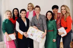 Módní návrhářka Kateřina Geislerová spolupracuje s projektem Život v kufříku, který chrání dětské vzpomínky - foto 1 | brand photo