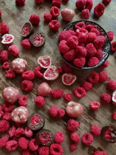 Nechte lásku projít žaludkem! Pochutnejte si se svými milými na sušených jahodách a malinách v lahodné čokoládě! - foto 2 | brand photo