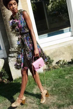 Luxusní britská značka Mulberry čerpala inspiraci ke kolekci SS19 z kultovních šedesátých let alias „Swinging Sixties“    - foto 2 | brand photo