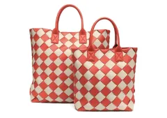 Bottega Veneta představuje dvě nové kabelky od Daniela Leeho: MAXI CABAT a THE POUCH - foto 2 | brand photo