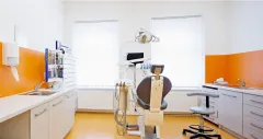 Díky technologii Air flow, která je používána v ordinaci dentální hygieny Novodental, získáte zářivý úsměv - foto 7 | brand photo