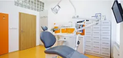 Díky technologii Air flow, která je používána v ordinaci dentální hygieny Novodental, získáte zářivý úsměv - foto 3 | brand photo