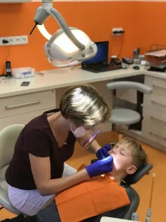 Díky technologii Air flow, která je používána v ordinaci dentální hygieny Novodental, získáte zářivý úsměv - foto 2 | brand photo