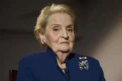 Madeleine Albrightová v ČR: Na slavnostní shromáždění na Pražském hradě si připnula symbolickou brož od ALO diamonds - foto 1 | brand photo
