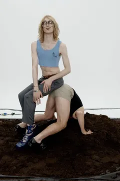Vivenne Westwood přichazí v kolekci Spring/Summer 2019 se silným poselstvím „BUY LESS, DRESS UP“ - foto 6 | brand photo