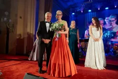 Petra Fridrichová společně s vyhlašujícím prof. MUDr. Pavlem Pafkem, DrSc., který ji předal šerpu, korunku a také kytici