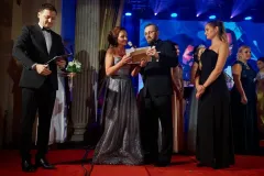 Na pódiu vítězku přišli slavnostně vyhlásit Sestru sympatie 2018, MUDr. Ivana Kaderková, jednatelka společnosti We Make Media, organizátora akce společně s Ing. Danielem