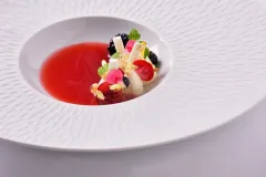 Bílá čokoláda, letní ovoce, šťavel, jedlé zlato