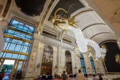 Největší svítící šperk visí v lobby hotelu na ostrově Saipan - foto 1 | brand photo