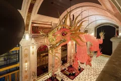 Největší svítící šperk visí v lobby hotelu na ostrově Saipan - foto 4 | brand photo