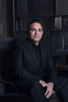 Architekt Pantelis Larcou pracující na interiérech Chateau Troja Residence | brand photo