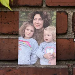 Zakoupením charitativní pohlednice s fotografií známých hereček uděláte hned trojnásobnou radost! - foto 3 | brand photo