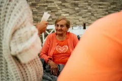 Zakoupením charitativní pohlednice s fotografií známých hereček uděláte hned trojnásobnou radost! - foto 5 | brand photo