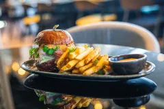 Restaurace J&J Vám naservíruje pravý severský burger - foto 1 | brand photo