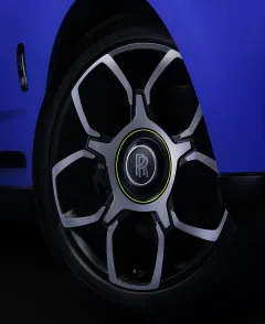 NOVÉ ODSTÍNY NEON NIGHTS ROZZÁŘÍ VOZY ROLLS-ROYCE Z ŘADY BLACK BADGE  - foto 4 | brand photo