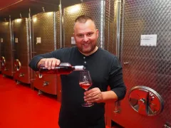 O kvalitním víně s majitelem vinařství Vajbar panem Bronislavem Vajbarem - foto 1 | brand photo