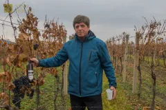 O výtečném víně ve vinařství Holec s majitelem Petrem | brand photo