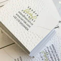 Reliéf vystupující na vizitce