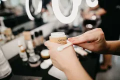 Vyzkoušejte séra s aktivní kyselinou hyaluronovou od Smyssly - foto 1 | brand photo